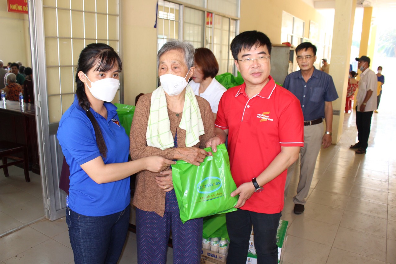 Trà Vinh: Khám bệnh, phát thuốc, tặng quà cho hơn 400 người dân nghèo-1