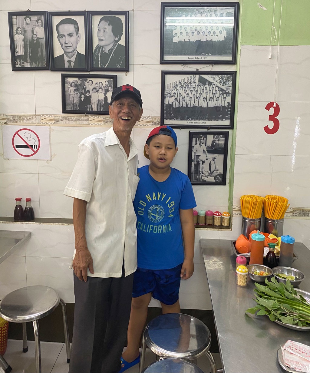 Sài Gòn Tiệm xưa quán cũ: Ăn 'tô xe lửa' ở tiệm phở Tàu Bay-2