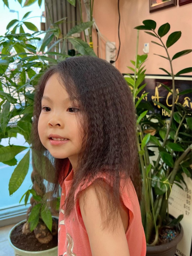 Con gái Thanh Thảo có mái tóc xoăn mới kì lạ, được khen đẹp hơn cả mẹ-2