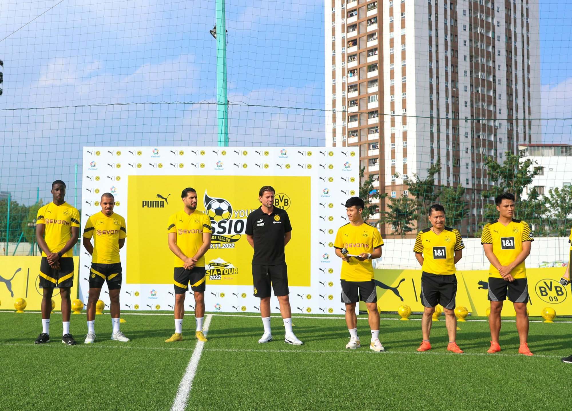 Dàn cầu thủ Dortmund so tài cùng 30 cầu thủ nhí Việt Nam-1