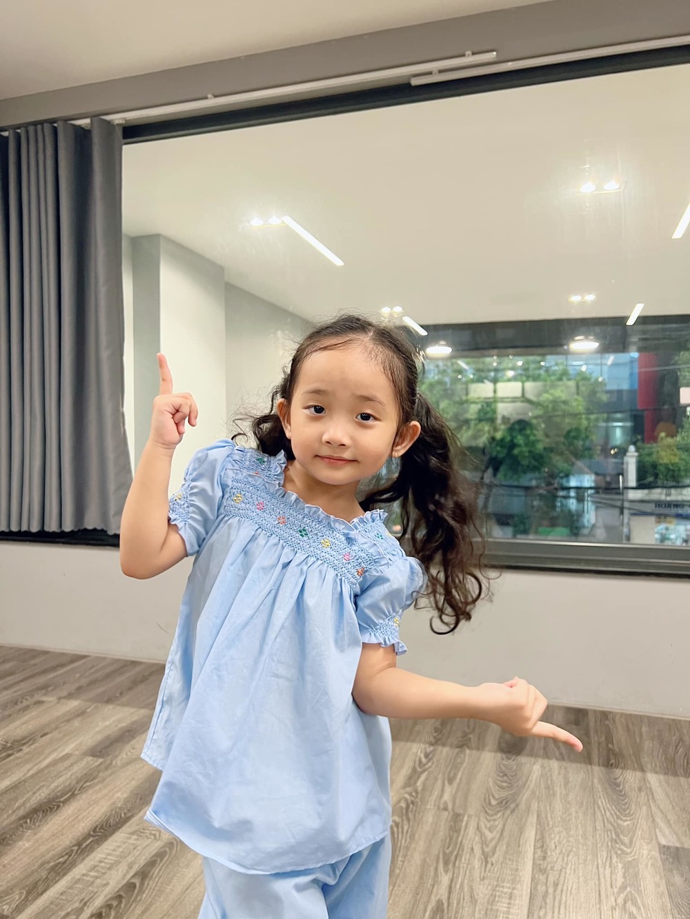 Con gái 4 tuổi của Khánh Thi - Phan Hiển ngày càng điệu đà-5