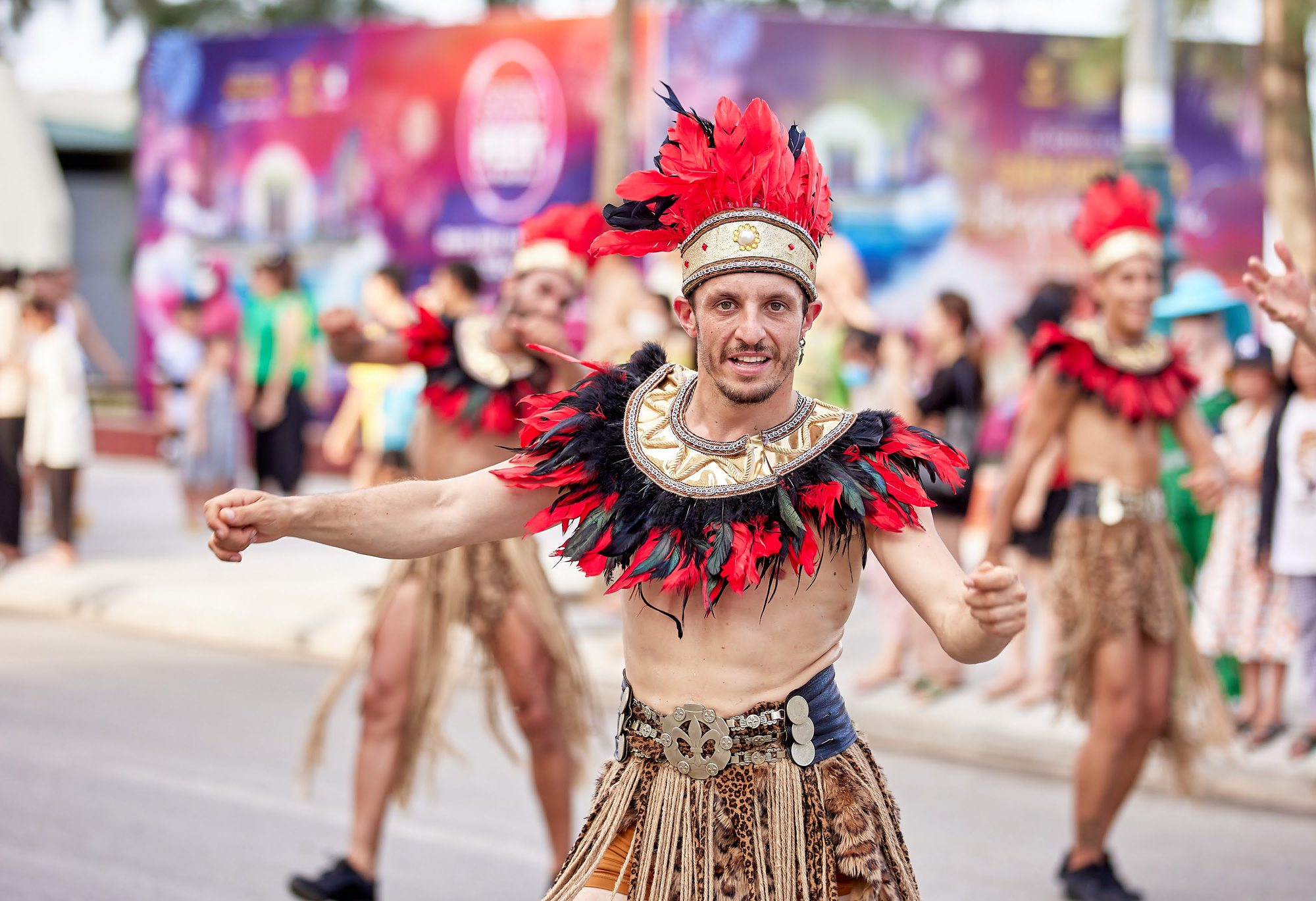 100 vũ công Brazil, Moldova, Colombia... khuấy động Carnival du lịch biển Sầm Sơn-7