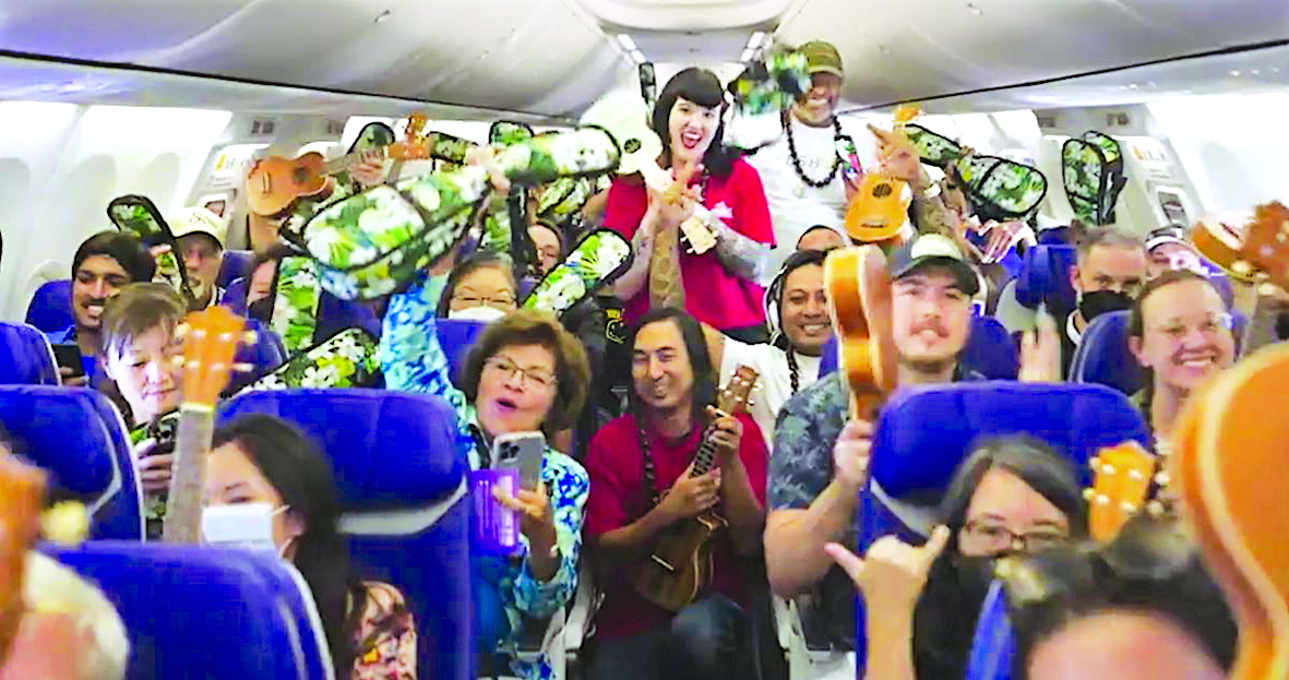 Hành khách được dạy chơi đàn ukulele… trên máy bay-cover-img