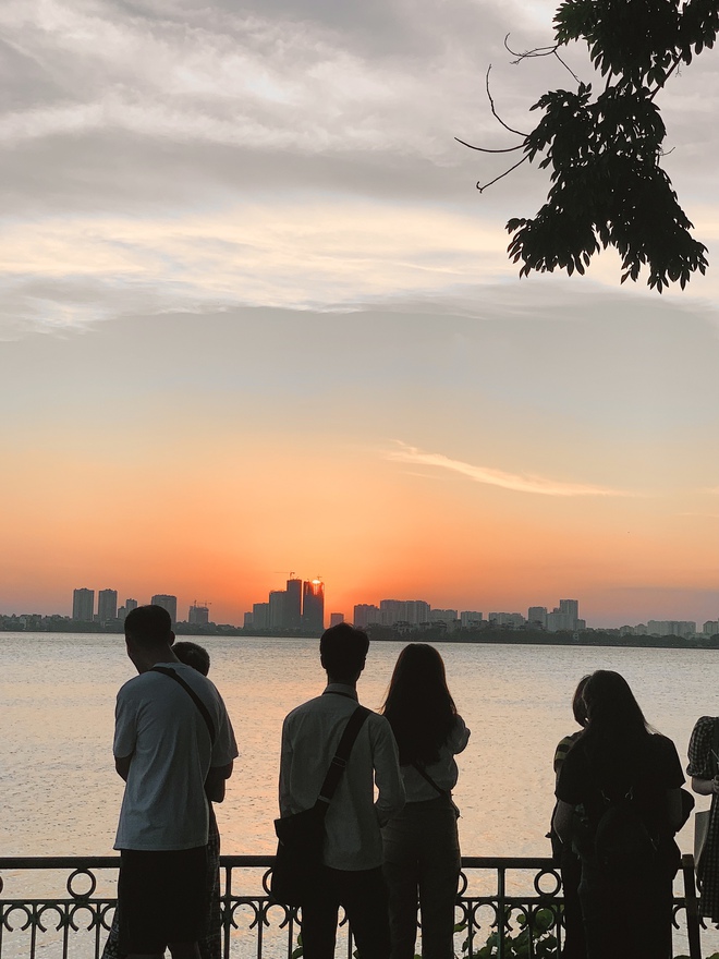 Giới trẻ Hà Nội rủ nhau đi ngắm hoàng hôn hồ Tây đông nghịt ngày cuối tuần: 