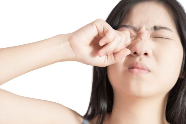 Nhiều người làm động tác này để giảm mỏi mắt mà không biết có thể gây biến dạng nhãn cầu-1
