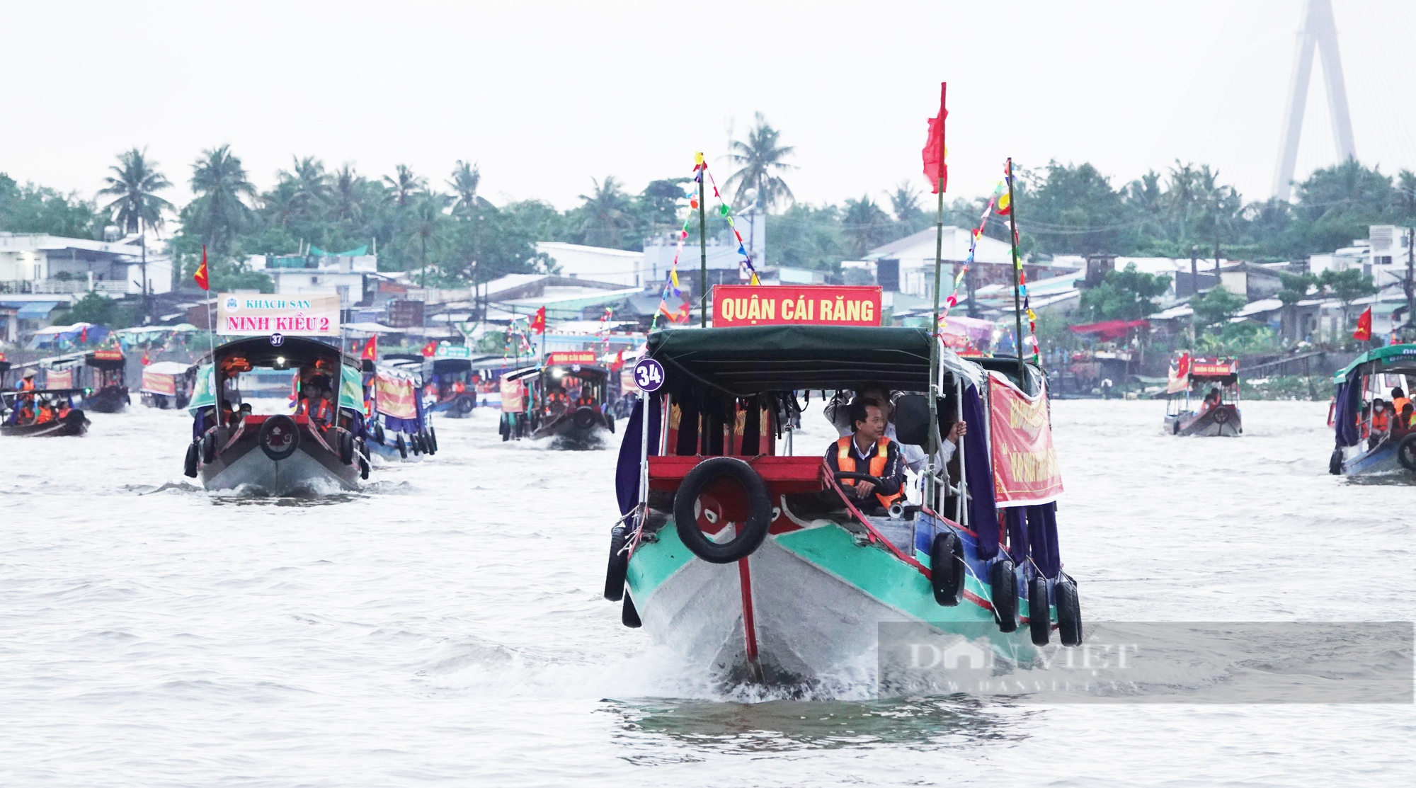 Cần Thơ: 40 tàu diễu hành tại chợ nổi Cái Răng-3