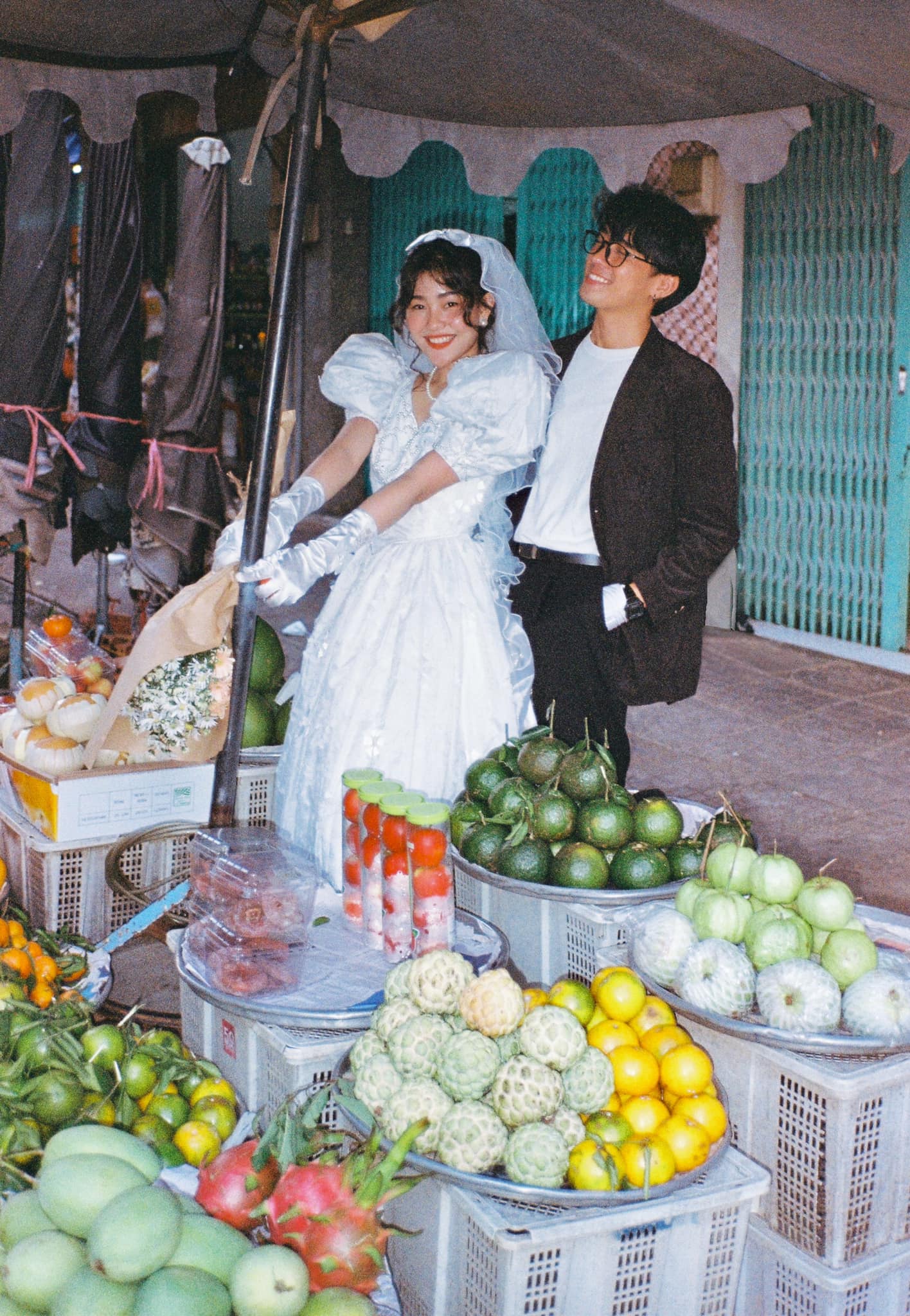 Nhiếp ảnh gia Việt và bộ ảnh cưới phong cách hoài cổ lấy cảm hứng từ bố mẹ đẹp mê mẩn: Lời giải thích tinh tế khi bị chê chú rể "lạc quẻ"-10