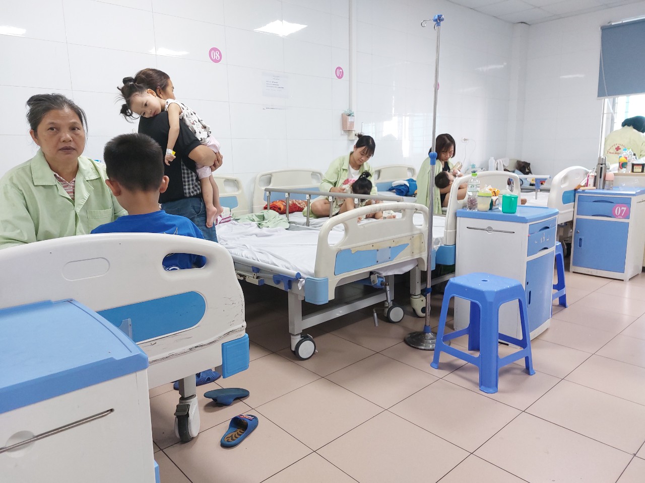 Bệnh nhi nhập viện tăng, nhiều bệnh viện Hà Nội quá tải-2
