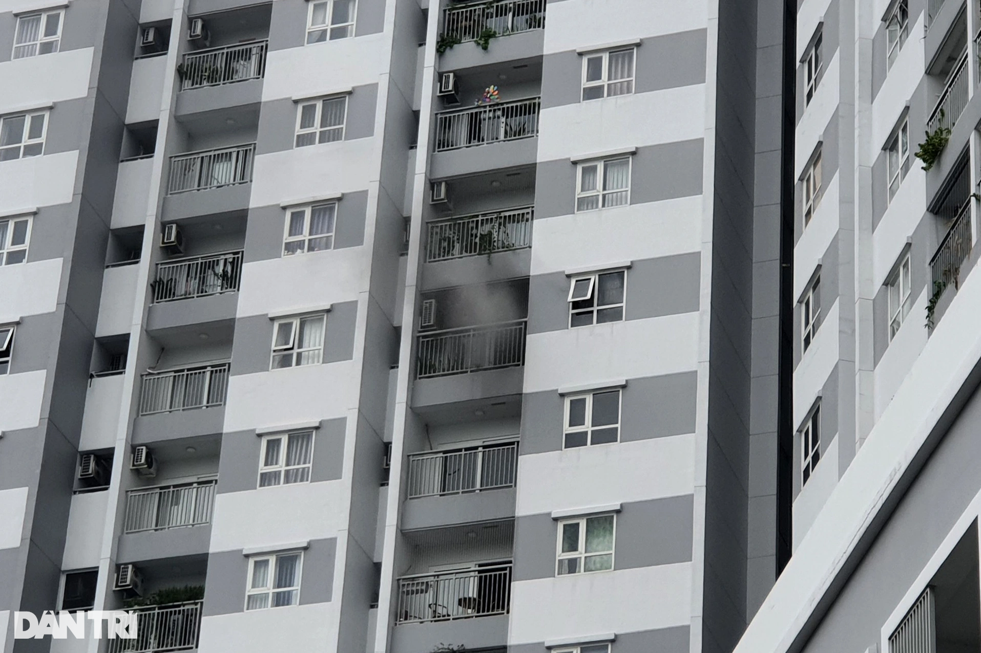 Cháy căn hộ chung cư ở TPHCM, hàng trăm người dân ôm đồ sơ tán-1