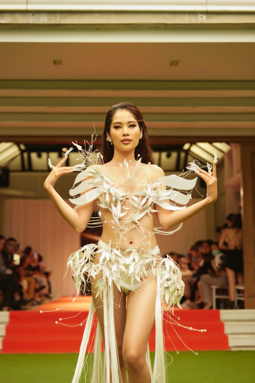 Đi Thái Lan diễn show, Nam Anh nóng bỏng "hết cỡ", Lê Bống lại tạo dáng lạ-1