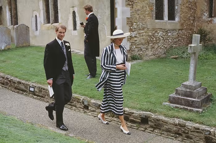 Công nương Diana đi ăn cưới cũng lên đồ rất đẹp và rất sang, bí quyết nằm ở 5 tips sau-8