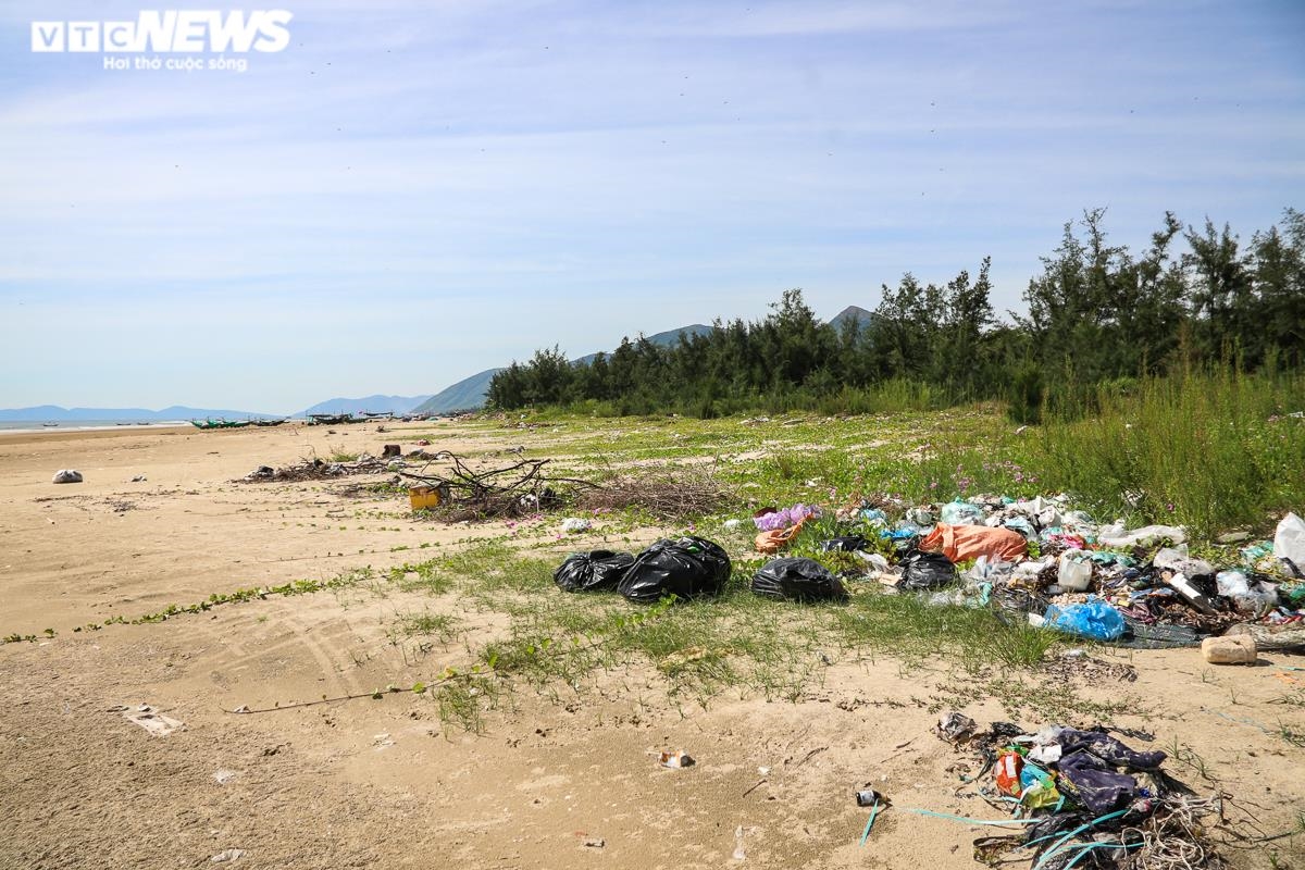 Ảnh: Rác thải ‘bao vây’ nhiều bãi biển ở Hà Tĩnh-5