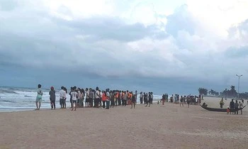 Huy động hơn 50 người tìm kiếm sinh viên mất tích trên biển-cover-img