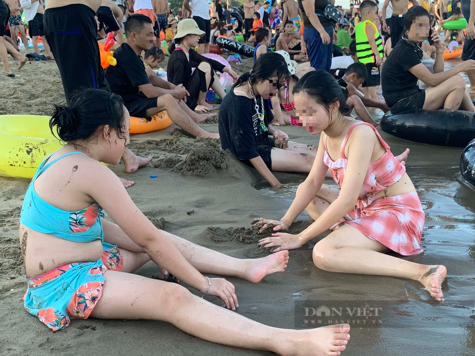 18 giờ chiều, bãi biển Sầm Sơn vẫn trong tình trạng "thất thủ"-6