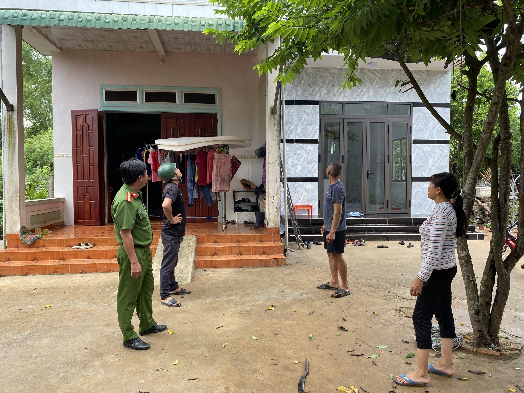 Quảng Ngãi: Dân biển bỏ ăn, bỏ ngủ chằng chống nhà cửa ứng phó bão Noru-7