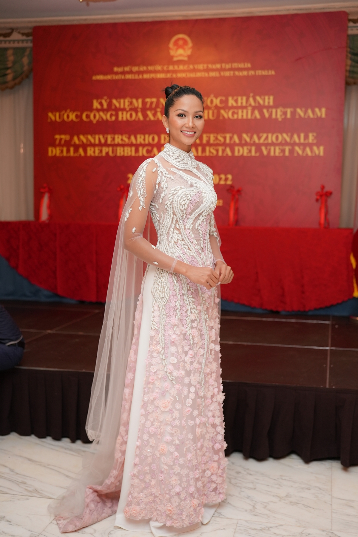 Hoa hậu H'Hen Niê diện áo dài đính hoa dự lễ ở Đại sứ quán Việt Nam tại Italia-2