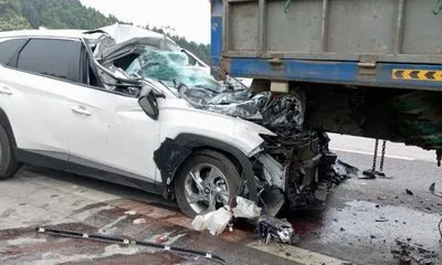Ô tô con va chạm vào đuôi xe tải, 2 người bị thương nặng-cover-img
