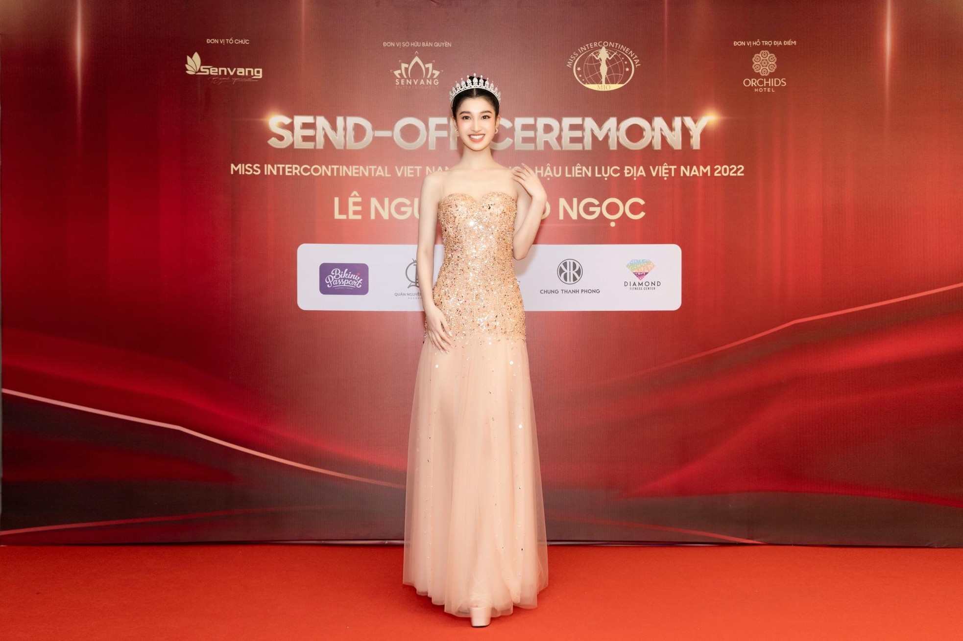 Á hậu Bảo Ngọc nổi bật với chiều cao "khủng" khi nhận sash từ đương kim Hoa hậu Liên lục địa 2021-4