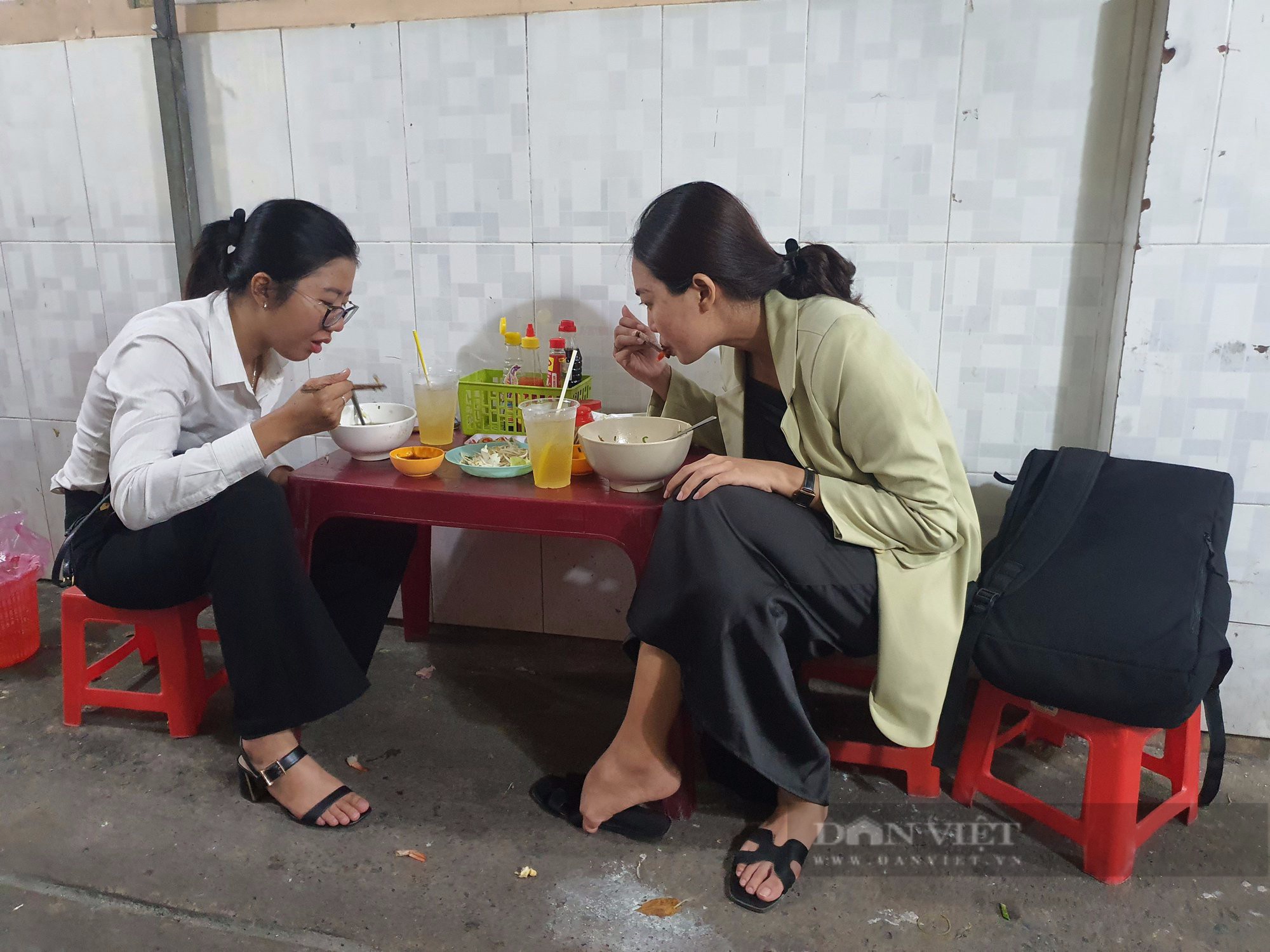 Sài Gòn quán: Hủ tiếu gà 4h chiều mới mở bán, phải đi sớm mới được ăn đúng món mình thích-1
