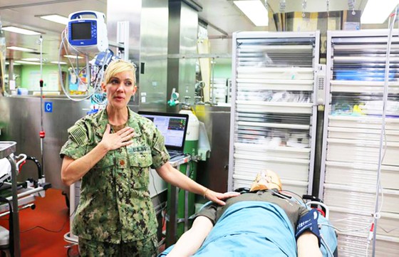 Tàu bệnh viện Hải quân Mỹ cập cảng Vũng Rô (Phú Yên)-3