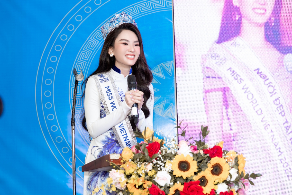 Hoa hậu Mai Phương diện áo dài nền nã, lần đầu trở về quê nhà sau đăng quang-8