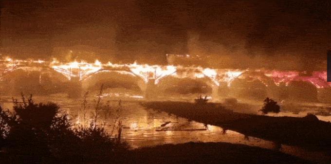Cầu gỗ gần nghìn năm tuổi ở Trung Quốc cháy dữ dội trong đêm-1