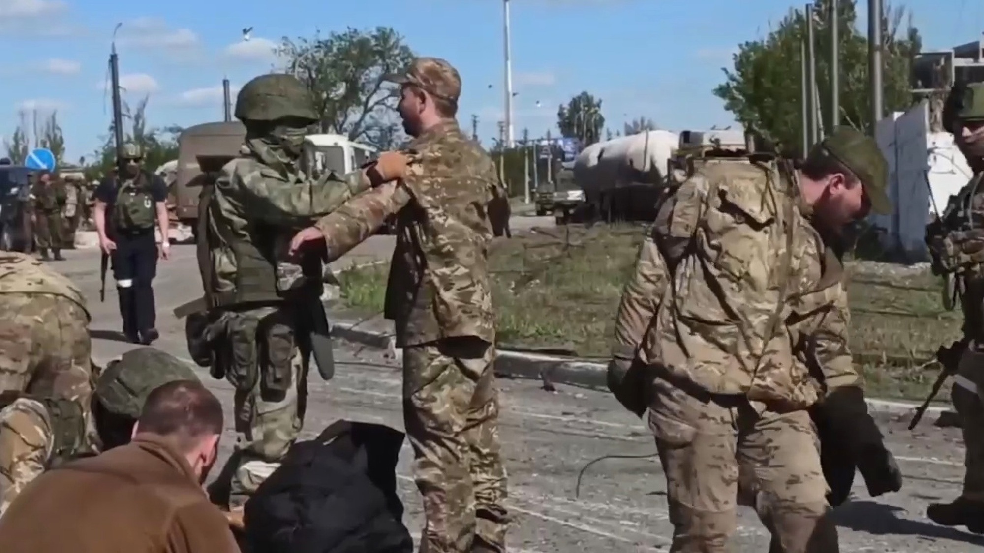 Nga - Ukraine tiến hành cuộc trao đổi tù binh lớn nhất sau 7 tháng chiến sự-1
