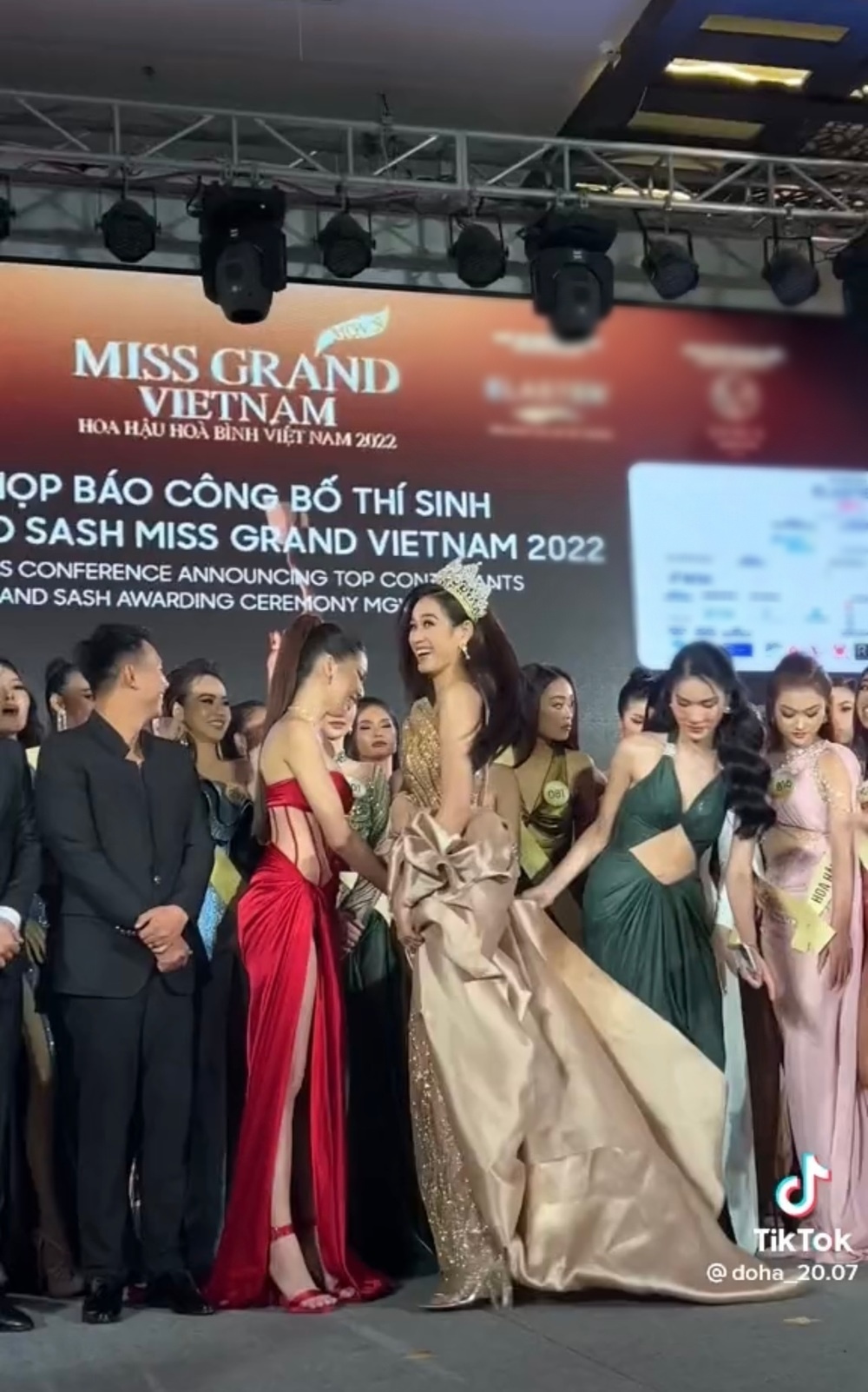 Hoa hậu Đỗ Thị Hà "5 lần 7 lượt" gặp sự cố trên thảm đỏ-6