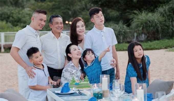 Hôn nhân viên mãn của Jennifer Phạm: Được gia đình chồng cưng chiều hết mức, con chung con riêng yêu thương nhau-6