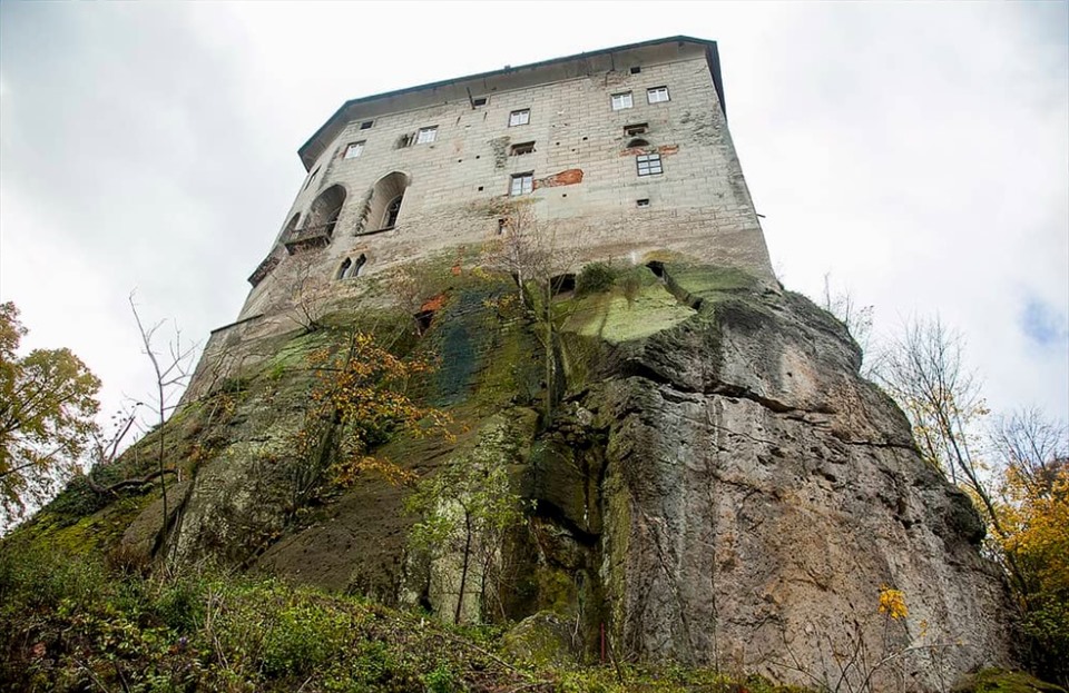 Kỳ bí lâu đài cổ bị nghi xây trên “cửa ngõ dẫn tới địa ngục"-2