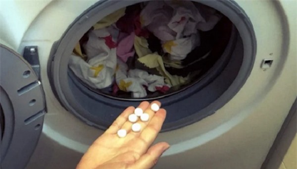 Bỏ vài viên aspirin vào máy giặt, quần áo ố vàng cũng trắng tinh như mới-2