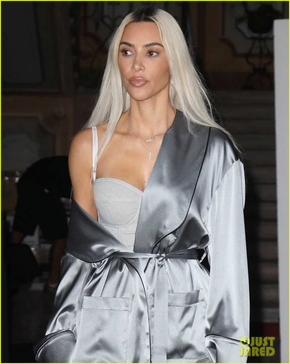 Kim Kardashian nhuộm tóc bạch kim, diện mốt khoe nội y nóng bỏng ra phố-4