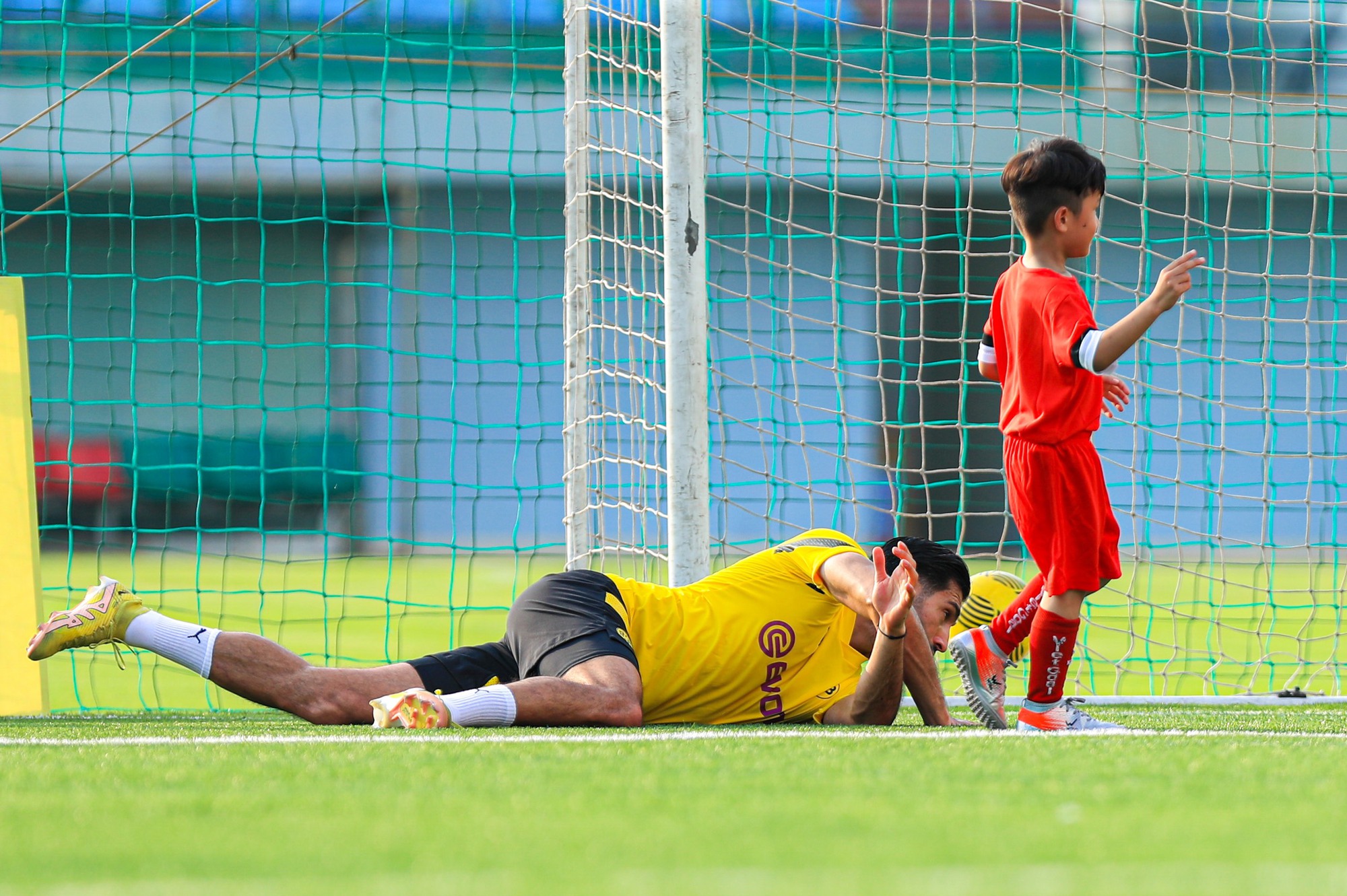 Danh thủ Hồng Sơn và Mạc Hồng Quân cùng dàn sao Dortmund "trắng tay" trong trận giao hữu trước các cầu thủ nhí Việt Nam-8