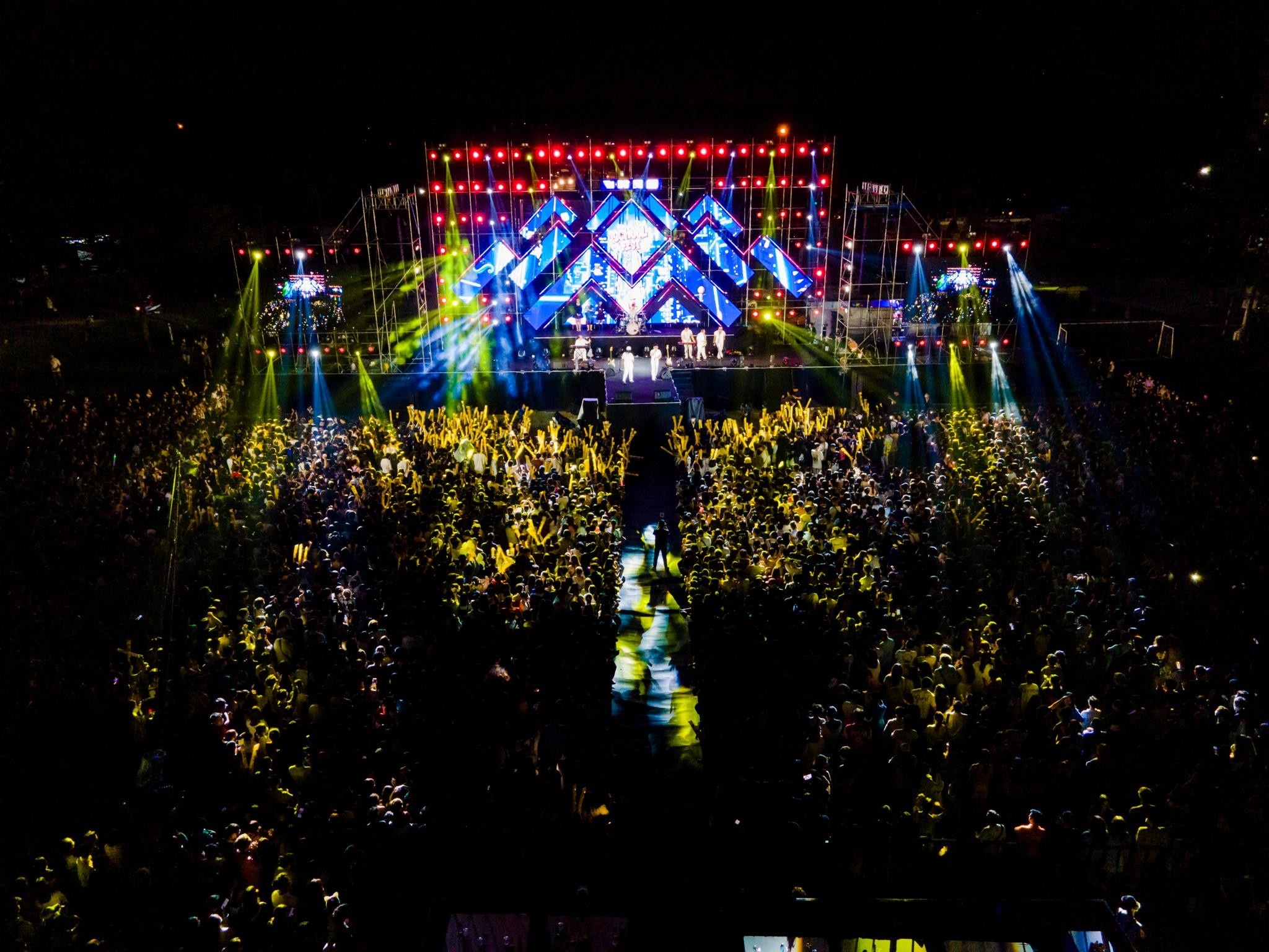 Miu Lê, Karik, OnlyC, Hieuthuhai 'bung xõa' cùng hơn 40.000 sinh viên tại concert 'MTV School Fest'-1