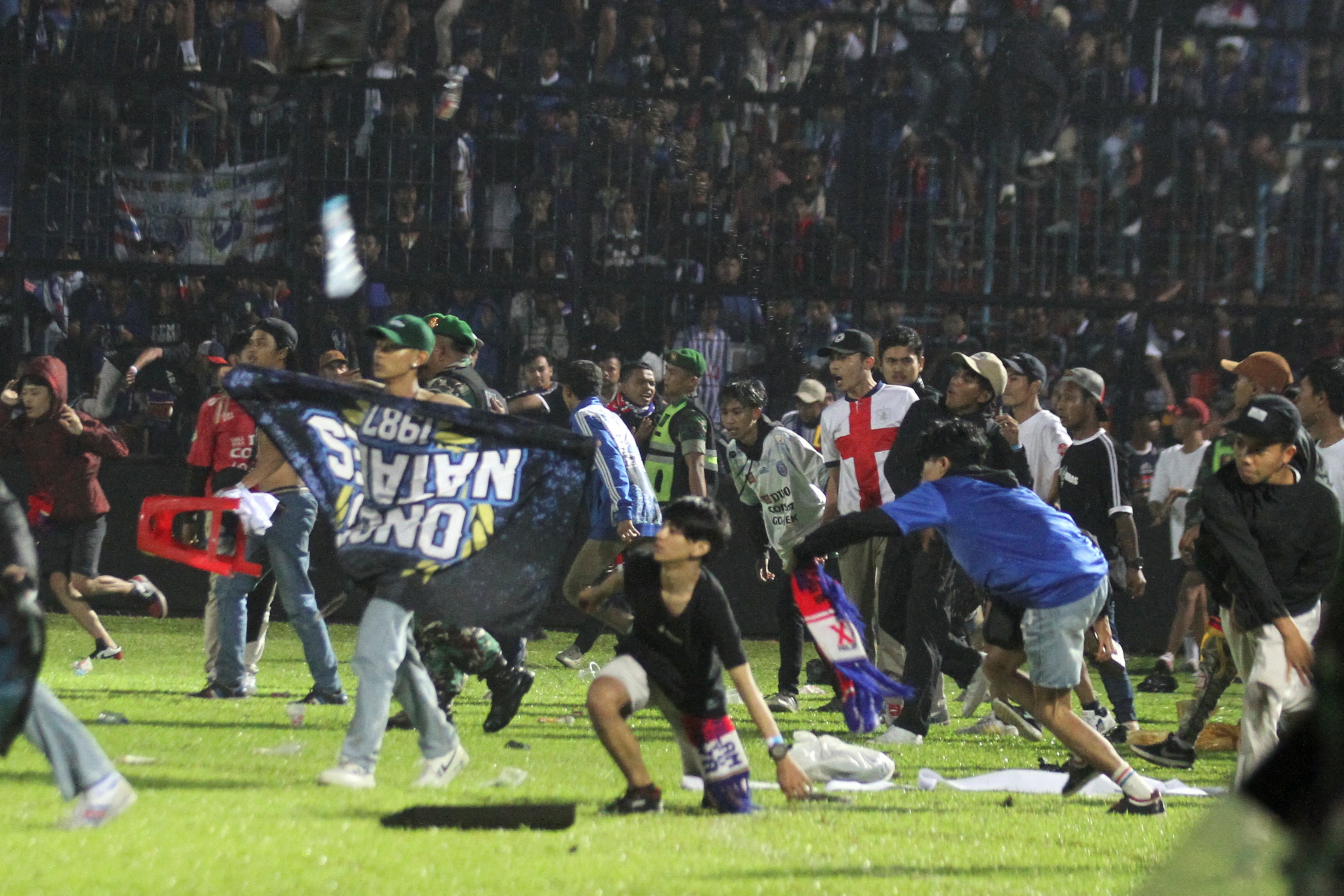 Vụ giẫm đạp khiến 129 người chết trong thảm kịch bóng đá ở Indonesia-4
