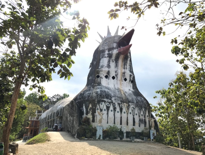 ‘Nhà thờ Con Gà’ bí ẩn nằm giữa núi đồi bị bỏ hoang nhiều năm vẫn hút du khách-3