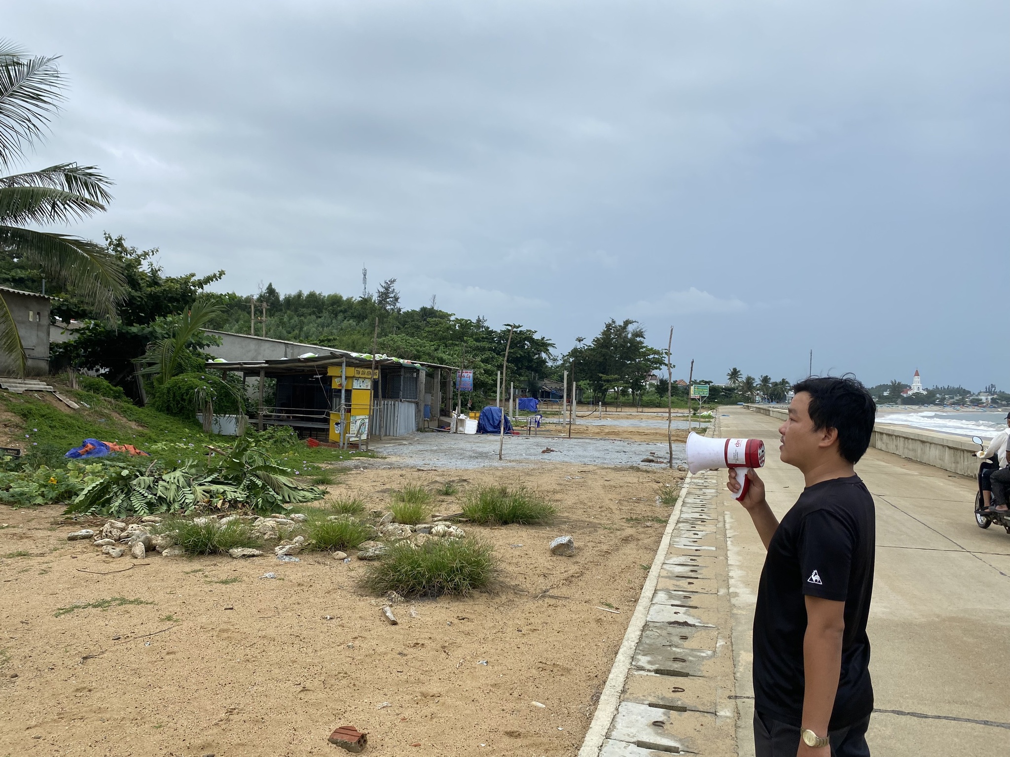Quảng Ngãi: Dân biển bỏ ăn, bỏ ngủ chằng chống nhà cửa ứng phó bão Noru-6
