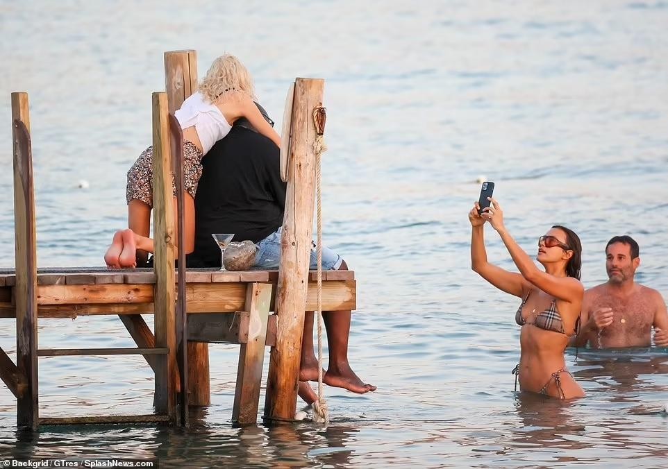 Irina Shayk sexy hết nấc với bikini bé xíu, ôm ấp bạn khác giới trên biển-8