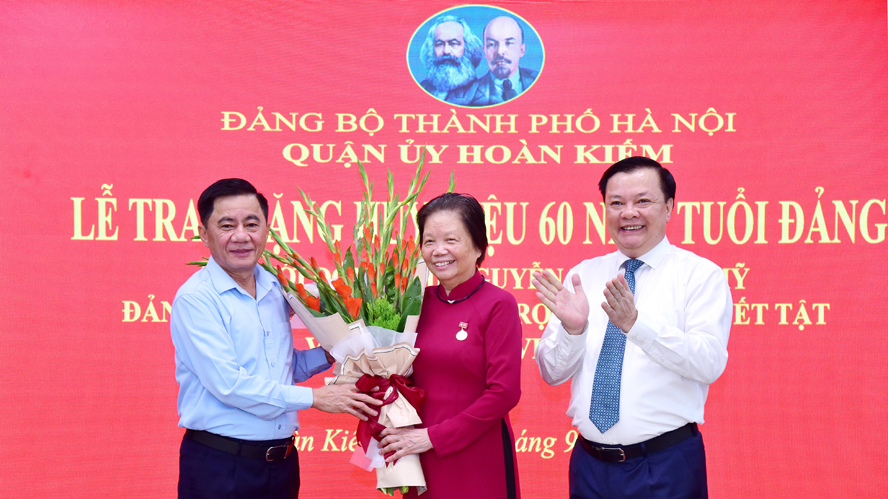 Lãnh đạo T.Ư, TP Hà Nội trao Huy hiệu Đảng cho đảng viên lão thành-3