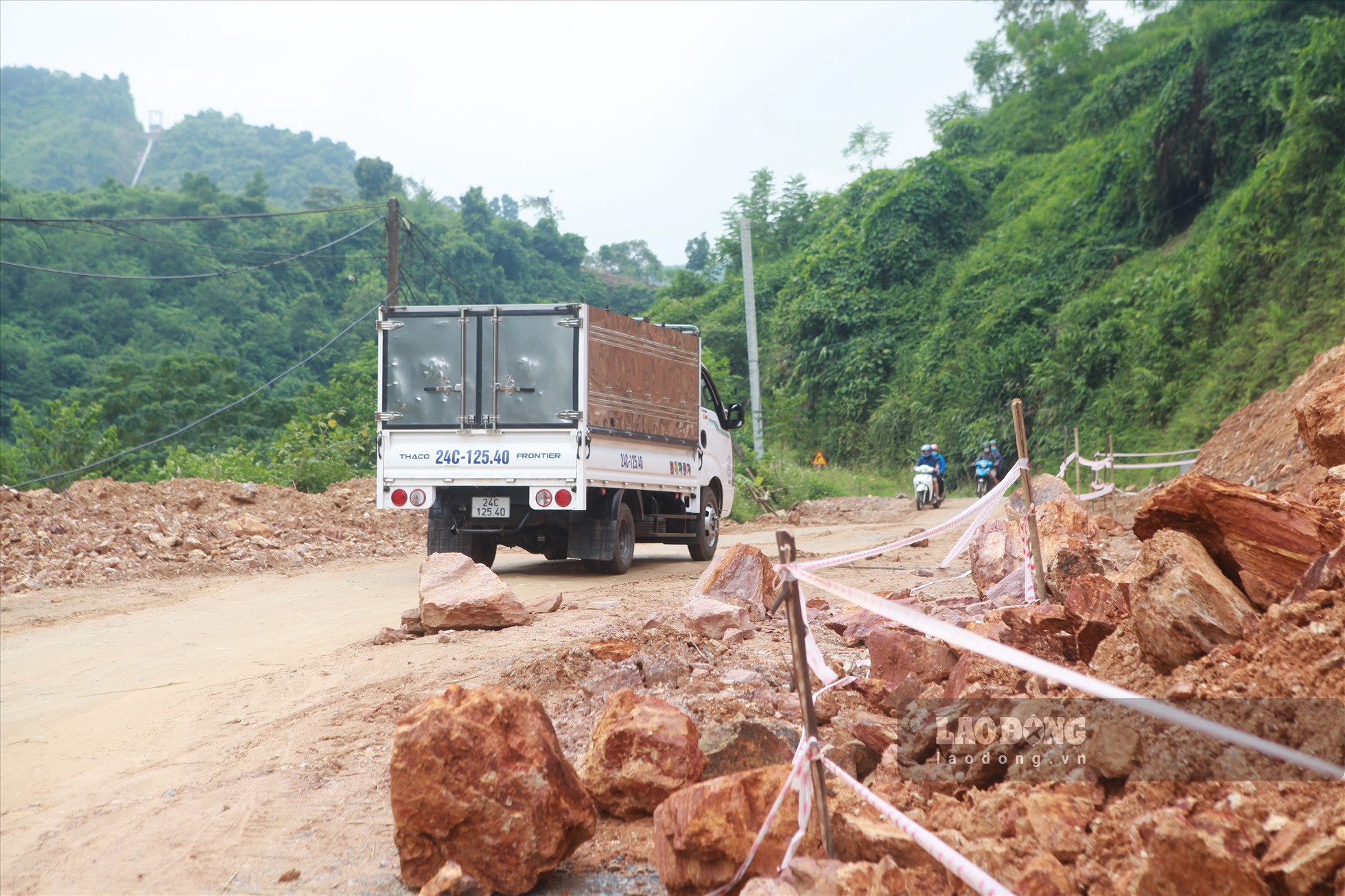 Triền đồi nứt toác ở Lào Cai: Dân lo tính mạng, lúa lo thiếu nước-3