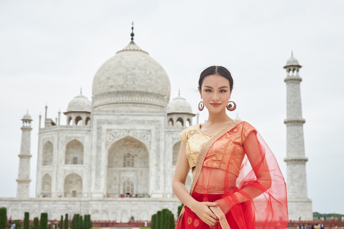 Á hậu Thủy Tiên đẹp cuốn hút trong trang phục truyền thống của phụ nữ Ấn Độ-8