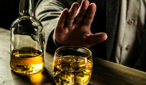 Người thích uống rượu trước khi ngủ nên biết 4 nguy cơ với sức khỏe được chuyên gia cảnh báo-4
