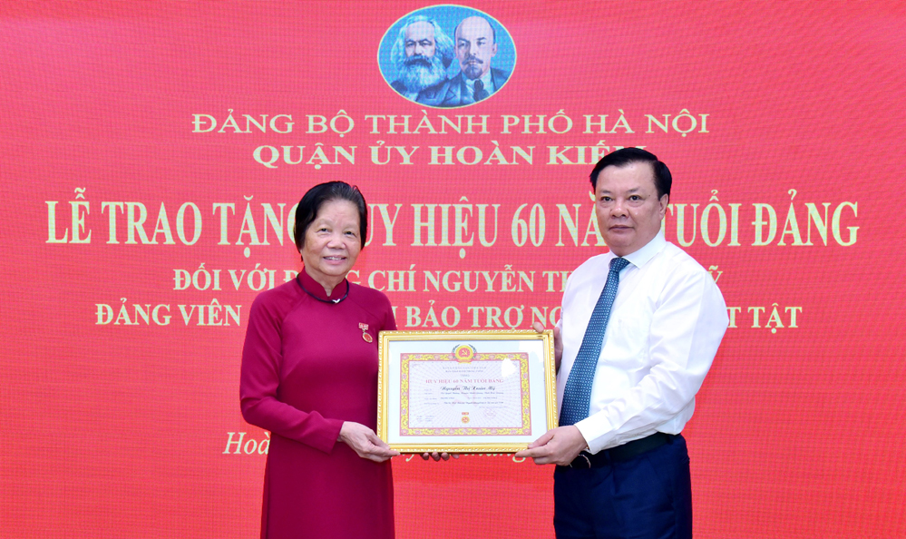 Lãnh đạo T.Ư, TP Hà Nội trao Huy hiệu Đảng cho đảng viên lão thành-2