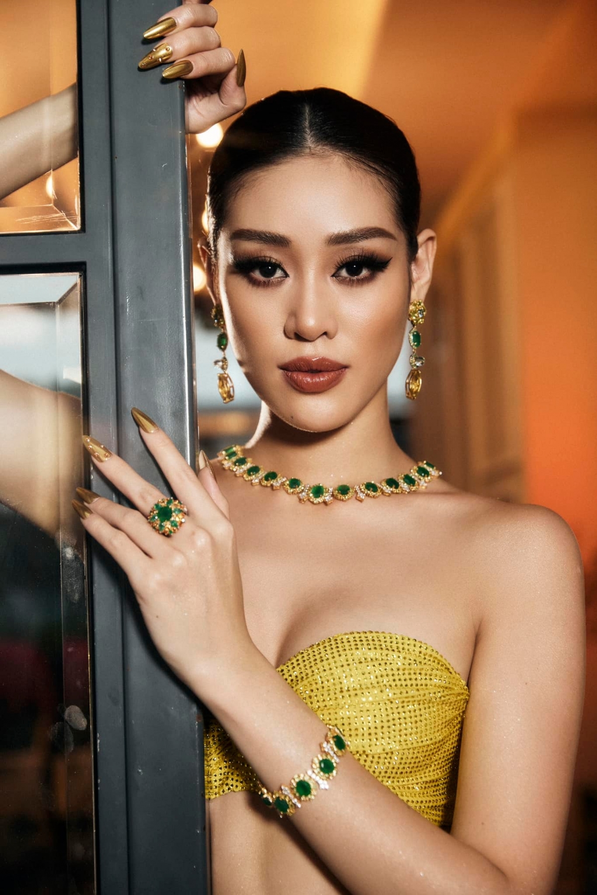 Hoa hậu Khánh Vân hóa nàng tiên cá với đầm cut-out màu vàng nóng bỏng-2