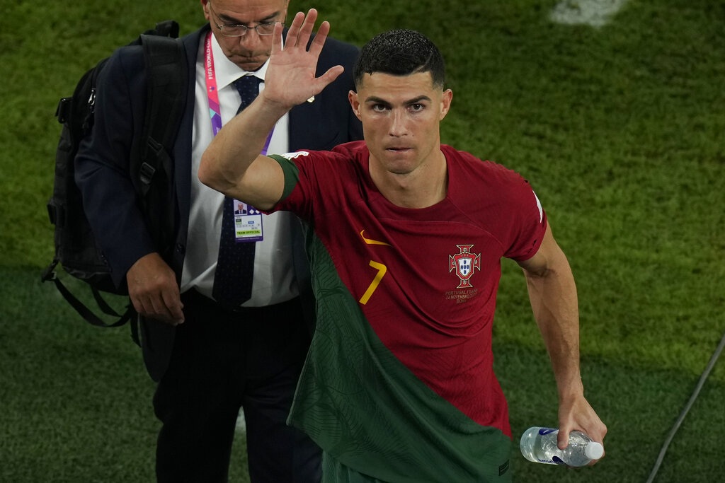 Ronaldo bỏ họp báo giữa chừng khi bị hỏi về Man Utd-1