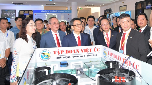 Lãnh đạo Chính phủ thăm gian hàng của Tập đoàn Việt Úc-cover-img