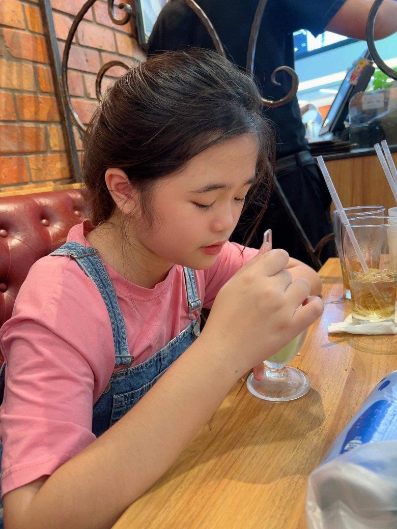 Thúy Nga tự hào con gái về Việt Nam giỏi giang hơn bên Mỹ: 11 tuổi tự đứng bếp nấu ăn, làm việc nhà-6