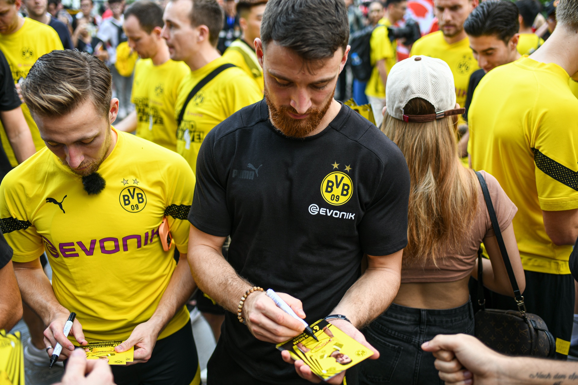 Cầu thủ Dortmund dạo phố bằng xích lô, chụp ảnh chung cùng fan hâm mộ-8