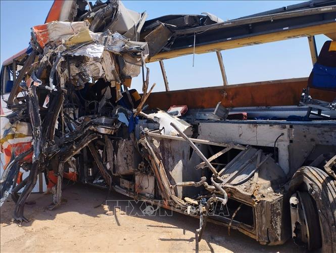 Ai Cập: Xe buýt va chạm với xe đầu kéo, 39 người thương vong-1