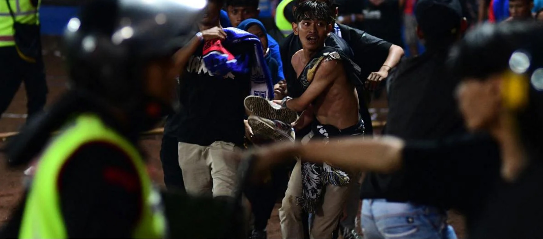 [Ảnh] Thảm cảnh giẫm đạp khiến hơn 170 người tử vong ở sân vận động Indonesia-2